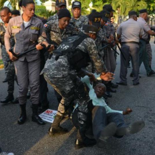 agentes-policiales-interrumpen-con-agresiones-a-ciudadanos-que-protestaban-frente-a-oisoe (1)